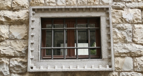 Stark vergittertes Fenster